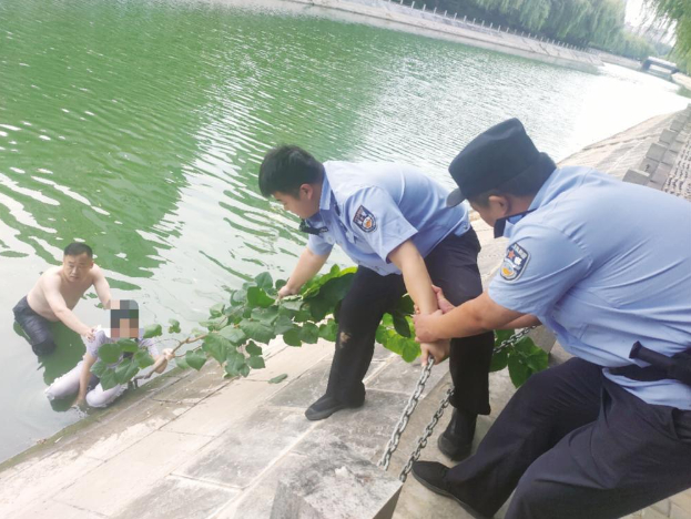 
				3分钟，他将落水女孩救上岸			