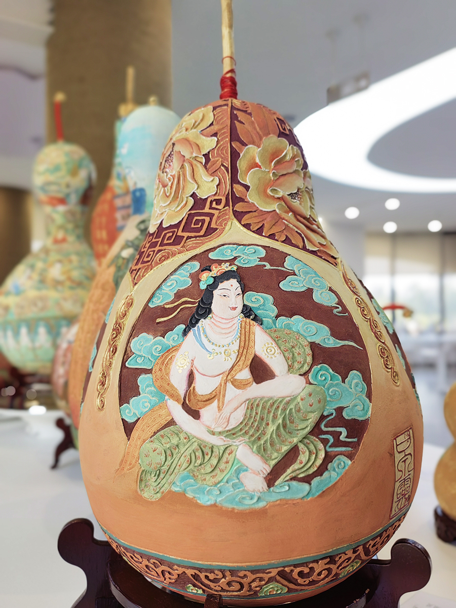 在中华文化葫芦园的展厅内,新疆工艺美术大师,乌鲁木齐市级葫芦雕刻